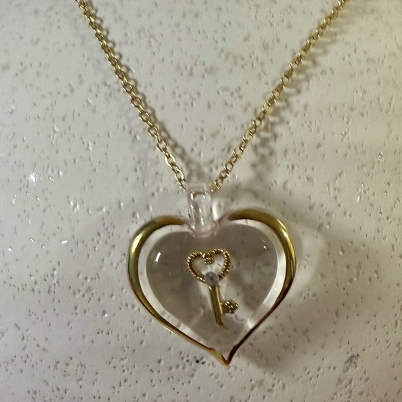 GOLD HEART PENDANT NECKLACE WITH KEY DESIGN - Picture 3 of 7